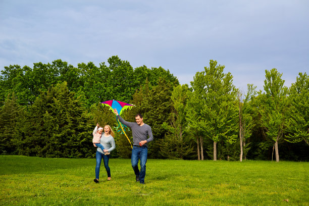 一家人在公园放风筝素材图片