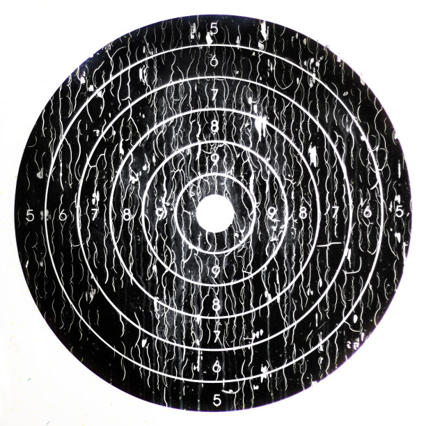 白色背景上的黑白射击盾牌图片下载