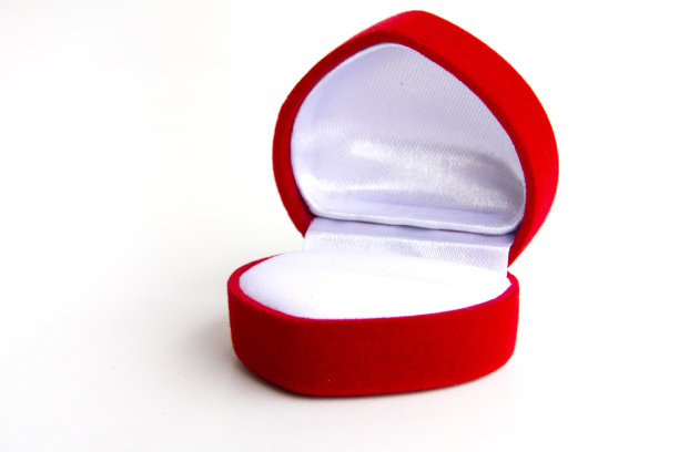 库存照片-空红色钻石戒指盒孤立图片下载