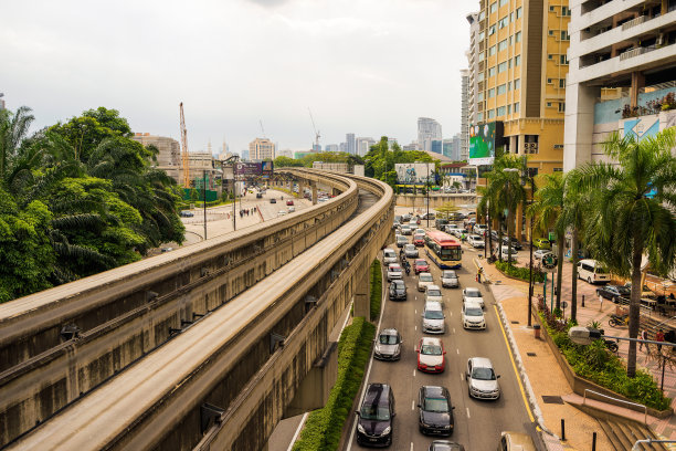 公众在吉隆坡使用轻轨交通服务图片下载