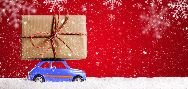 复古玩具车和圣诞礼物素材图片