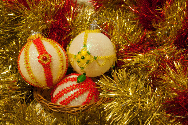 用金银丝做成的黄色和红色珠子装饰的圣诞球图片下载