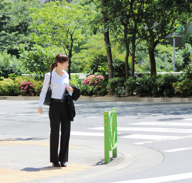 在十字路口等待的女人图片下载