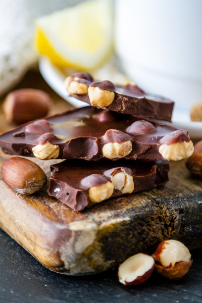 白杯热巧克力，肉桂，糖，柠檬图片下载