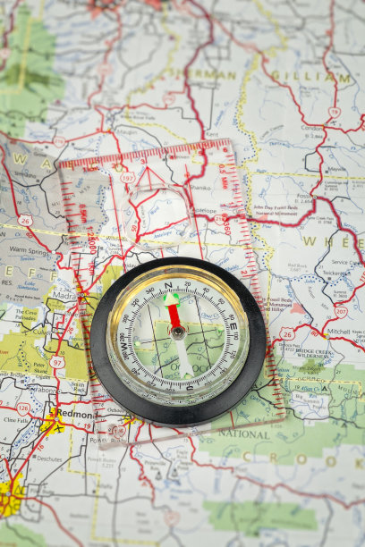 指南针在地图上指向北方图片下载