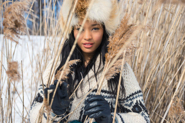 一个年轻女人在冬天的草地上的肖像图片下载
