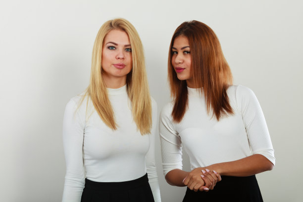 两个年轻人在一起。图片下载