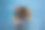桌子上一个箱子里装着不同颜色的笔。图片下载
