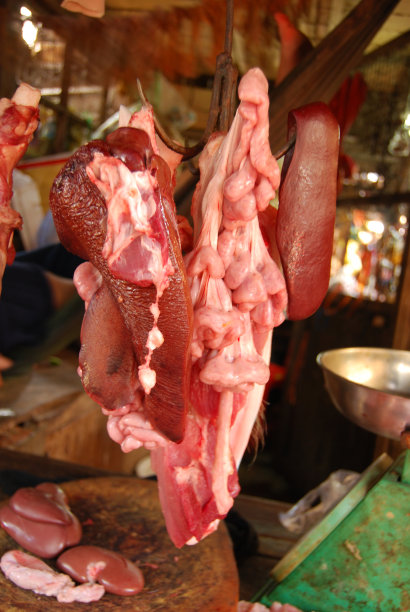 悬挂在不卫生环境中的肉图片下载