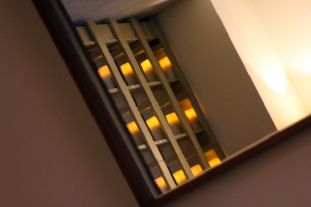 具有蜡烛平静效果的建筑图片下载