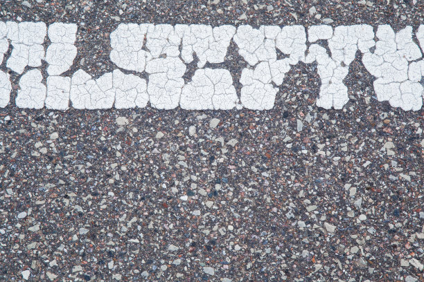 小石质沥青纹理背景。破旧的白色内缟。图片下载