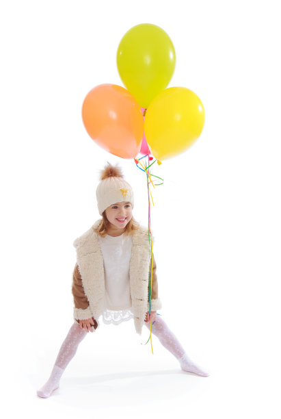 快乐的女孩在冬天的衣服气球图片下载