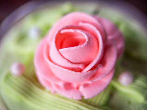 特写粉玫瑰纸杯蛋糕复古风格。图片下载