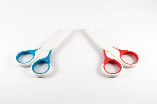 白色背景上的婴儿剪刀图片下载