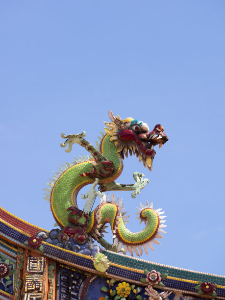 彩色中国龙与蓝天图片下载