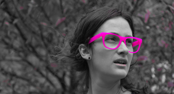 一个戴着亮粉色眼镜的模特的肖像图片下载