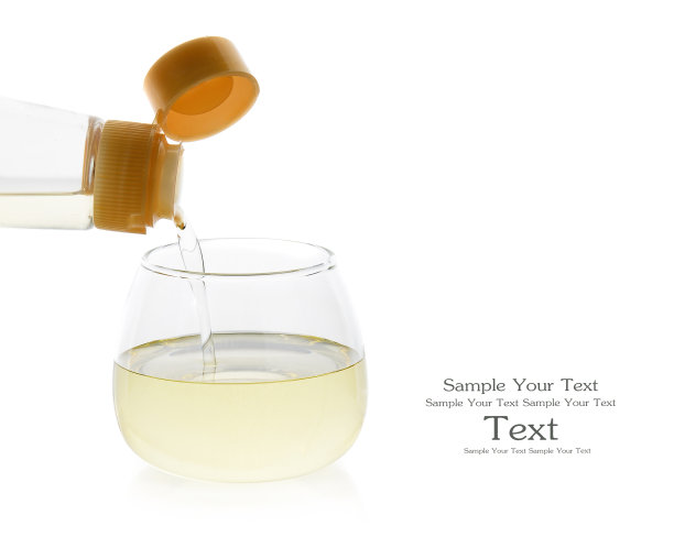 将分离的椰子油倒在白色上图片下载