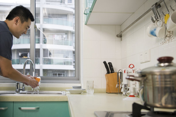 男人在洗海绵素材图片