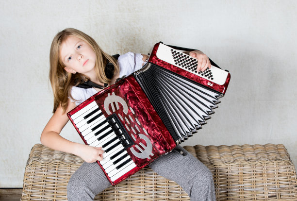 女孩在认真地拉手风琴图片下载
