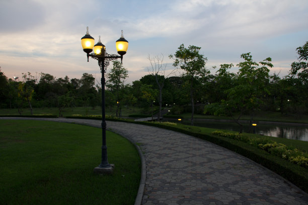 花园中的黄昏图片下载