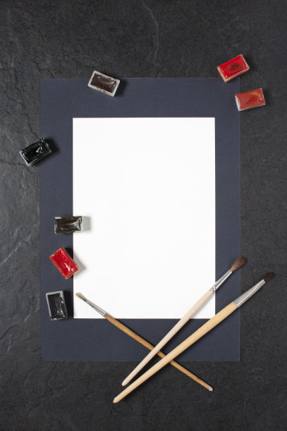 桌上放着一张纸和水彩图片下载