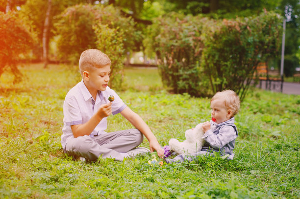 男孩散步图片下载