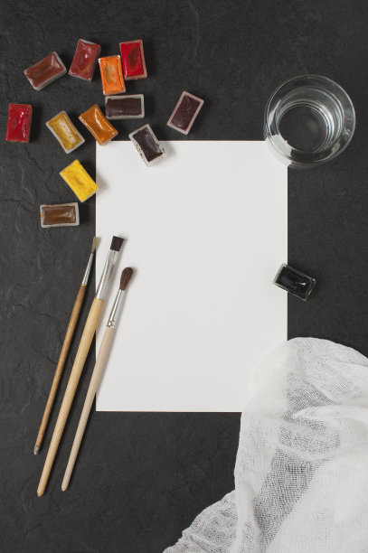 桌上放着一张纸和水彩画图片下载