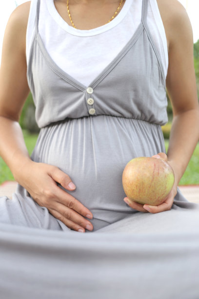 孕妇展示手中的苹果图片下载