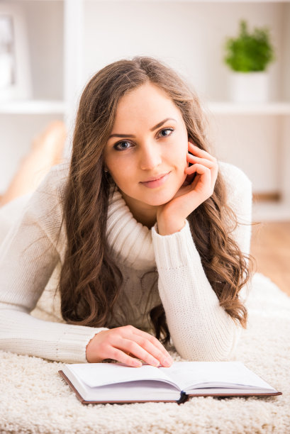 女人在家里图片下载