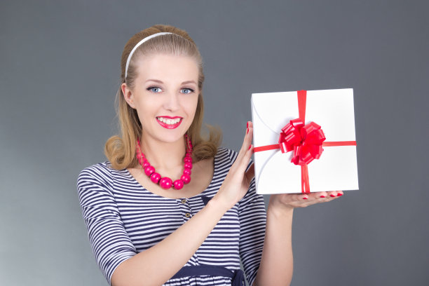 迷人的海报女郎在条纹裙子与礼物图片下载