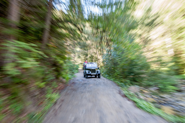 那辆旧军车驶过一条山路图片下载