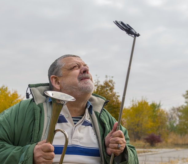 可笑的老男人做鬼脸的肖像图片下载