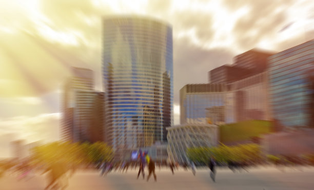 抽象的背景。日落时分街上的商人图片下载