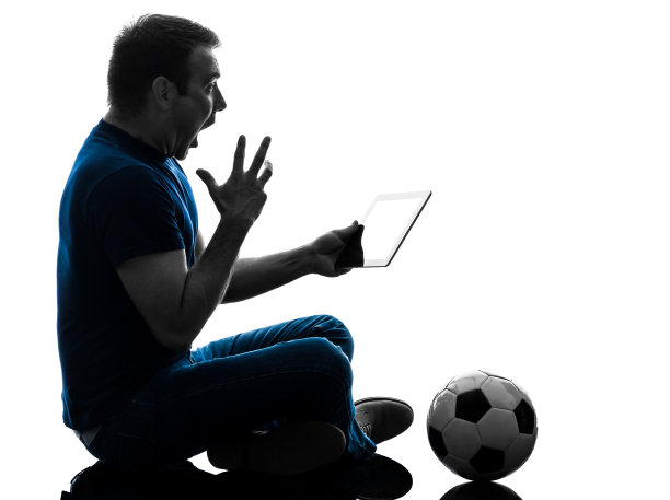 男人拿着看数字平板电脑剪影图片下载