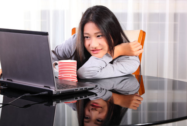 在笔记本电脑上工作的女学生图片下载