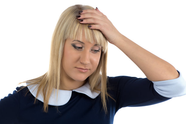 这是一个手放在头上思考的商业女性的照片图片下载