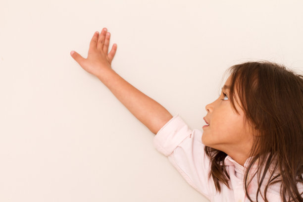 快乐的小女孩抬头看图片下载