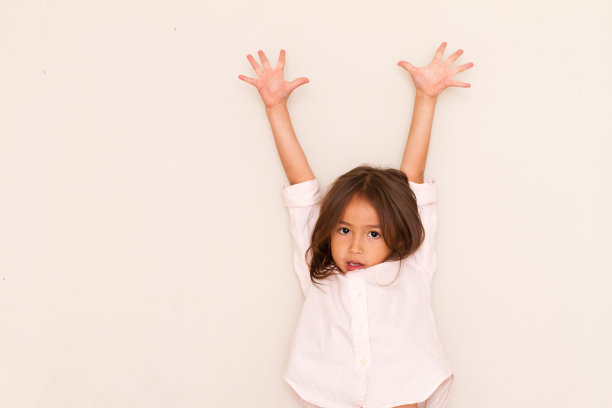 快乐的小女孩玩投降图片下载