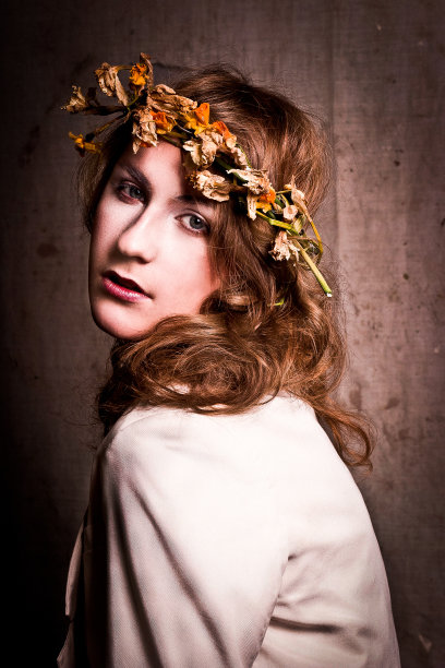 头发上戴着花的女孩图片下载