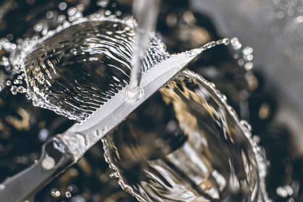 在自来水下清洗刀具图片下载