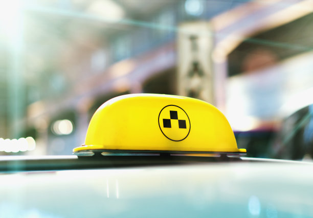 出租车的标志在车顶上。图片下载