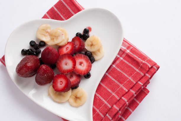 白色的盘子里放着红色的水果图片下载