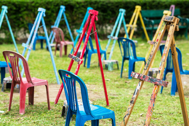 画站在公园里。图片下载