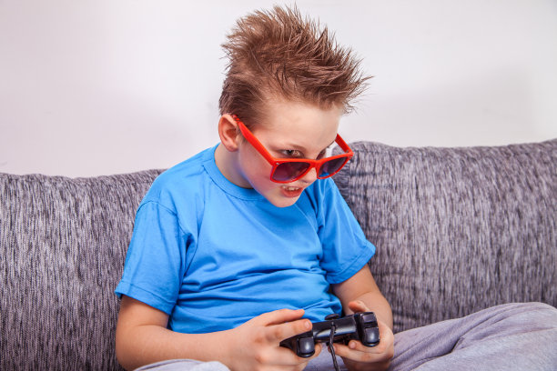 有趣的游戏玩家。图片下载