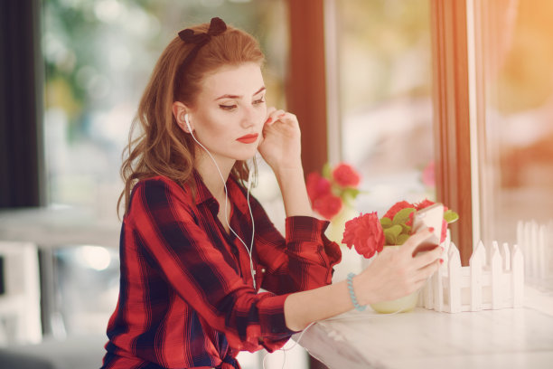 街上的海报女郎图片下载