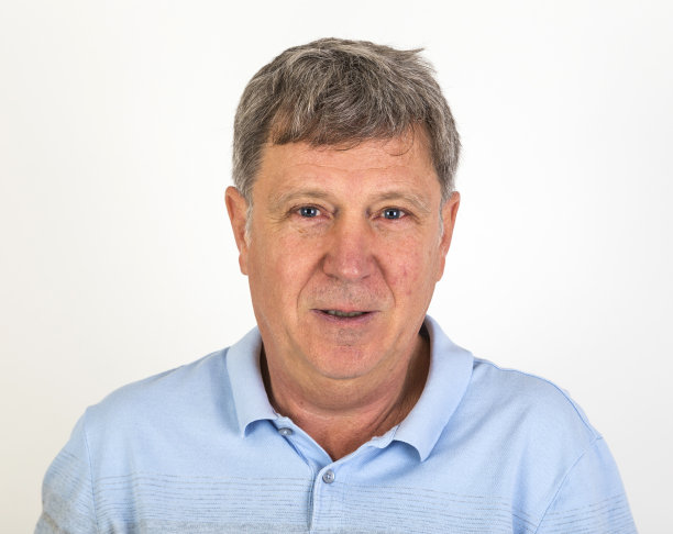 英俊随意的男人看着镜头图片下载