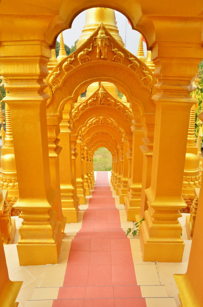 通往宝塔的红色楼梯图片下载