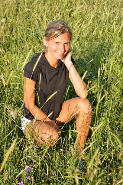 草中微笑的女孩图片下载