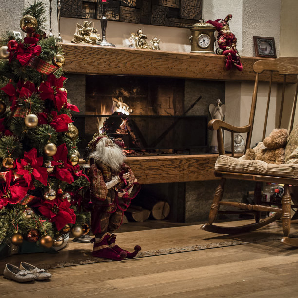 带有壁炉的浪漫圣诞树图片下载