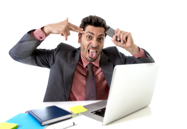 忙碌的商人在电脑桌前工作，压力过大图片下载